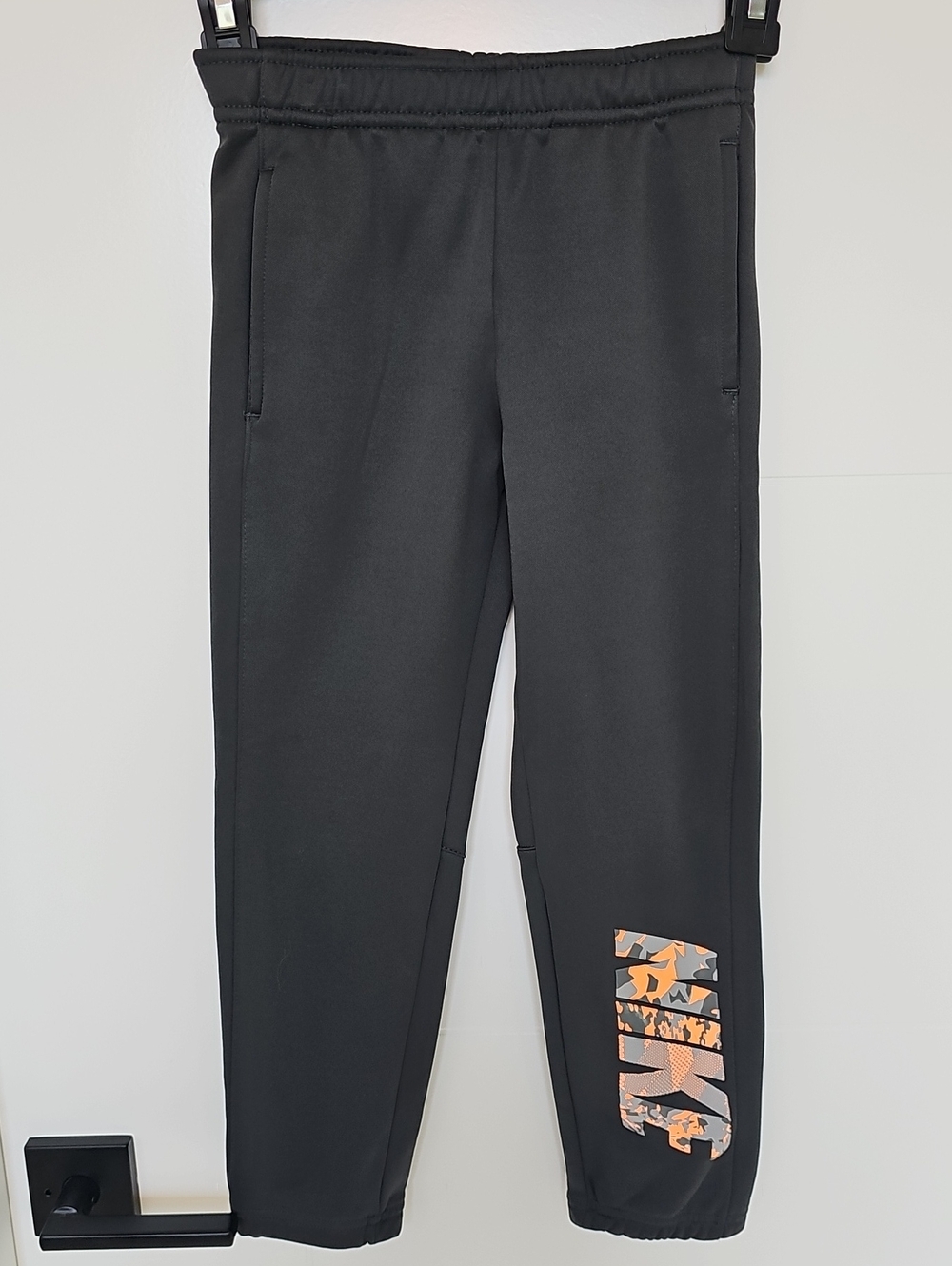 Nike Gray Therma Fit Joggers with Orange Camo Logo Boys Sz 7